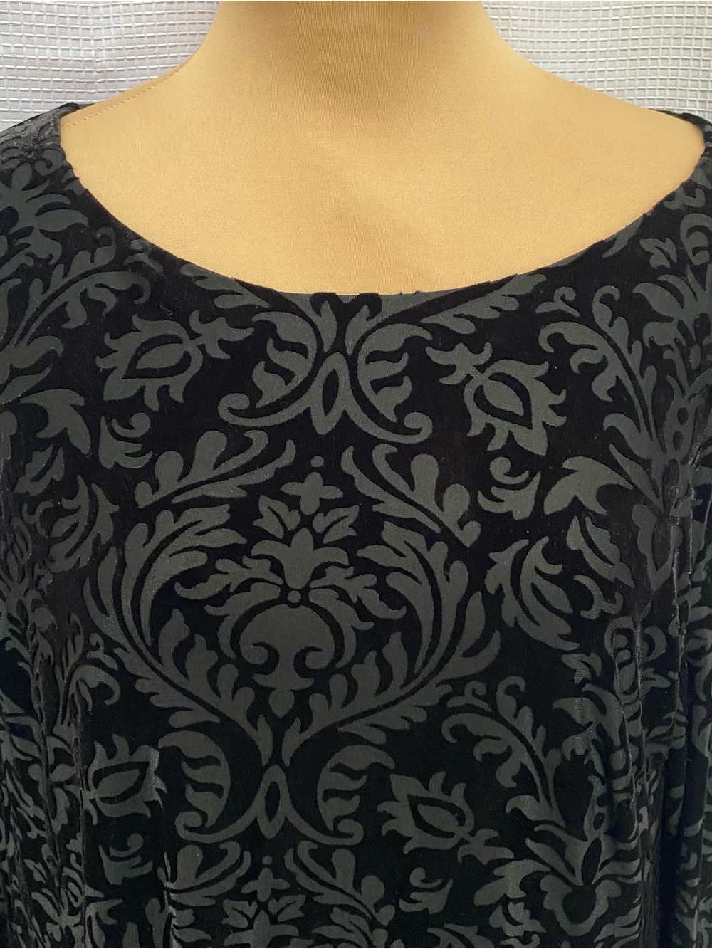 Ladies ECI NEW YORK Velvet Bell Sleeve Damask Pattern Black Midi Dress Size XL